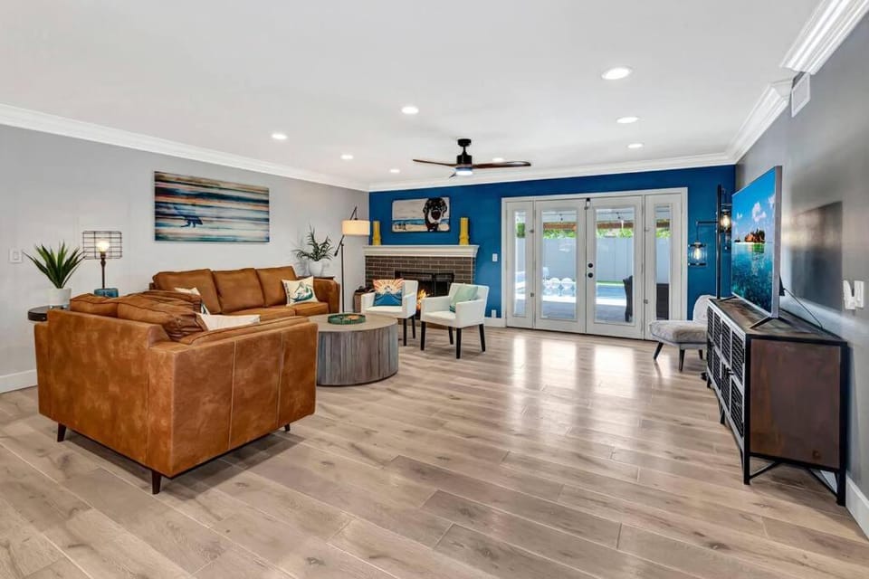 TV and multimedia, Living room, Seating area, fireplace
