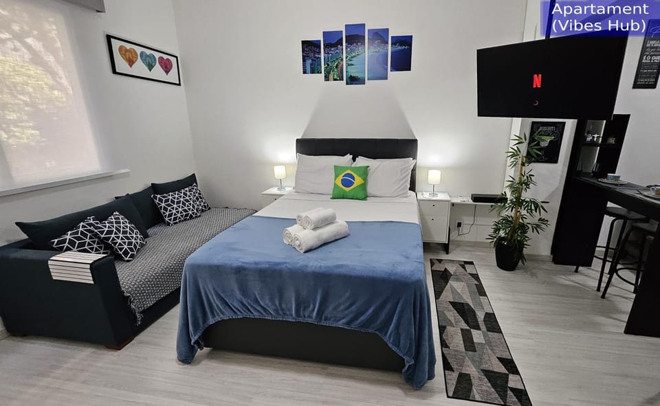 Communal lounge/ TV room, Bed, TV and multimedia, Living room, Photo of the whole room, Seating area, Bedroom, towels