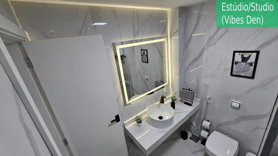 Toilet, Bathroom, towels