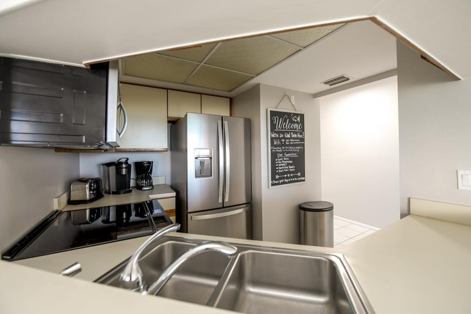 Kitchen or kitchenette, Food and drinks, kitchen