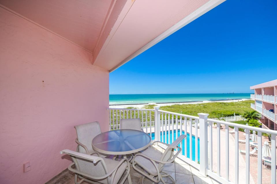 Balcony/Terrace, Seating area, Dining area, Pool view