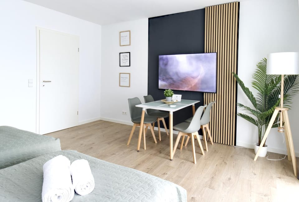 TV and multimedia, Seating area, Bedroom