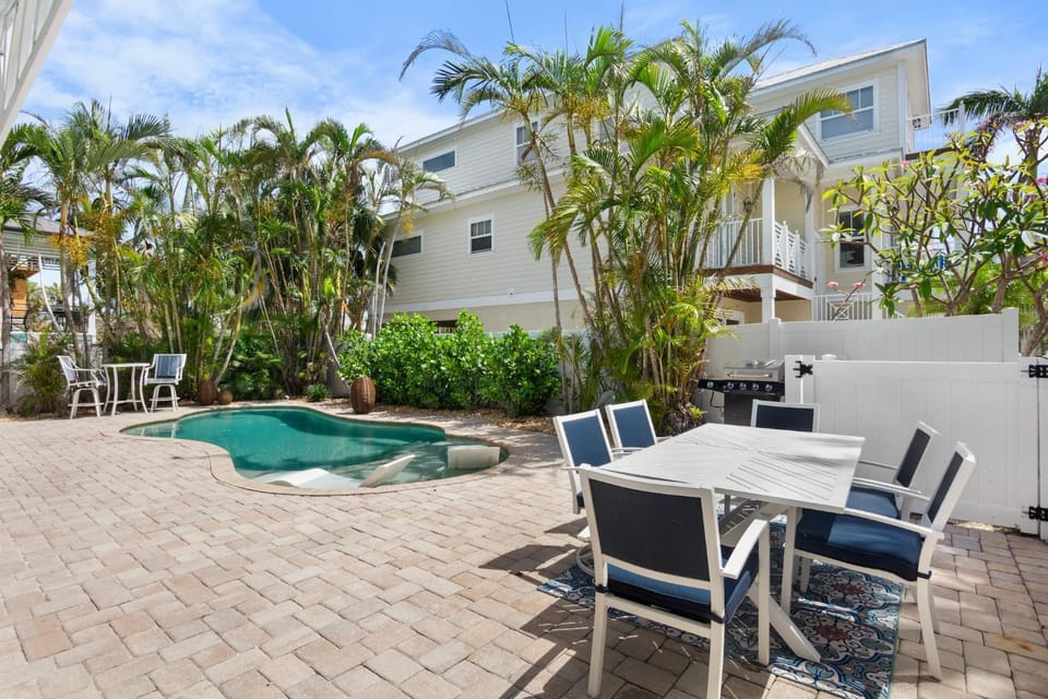 Tiki Sunshine House in Holmes Beach
