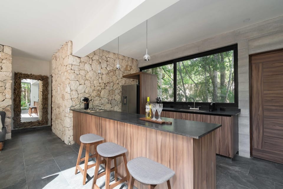 Kitchen or kitchenette, Dining area