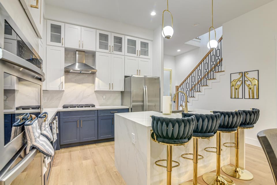 Houston Retreat w/ Balcony, 1 Mi to Toyota Center! House in Harris County