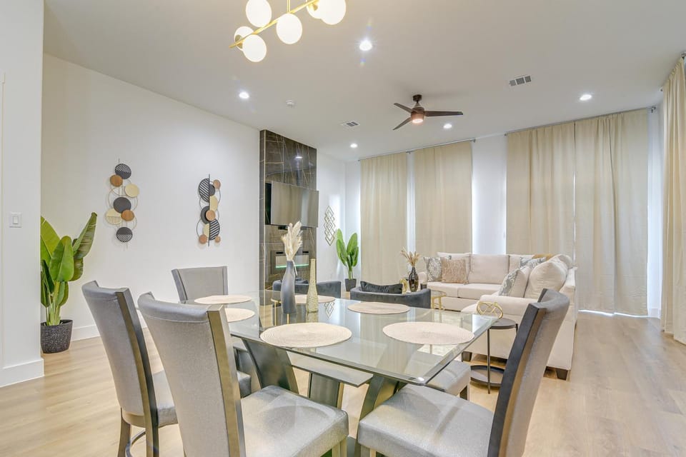 Houston Retreat w/ Balcony, 1 Mi to Toyota Center! House in Harris County
