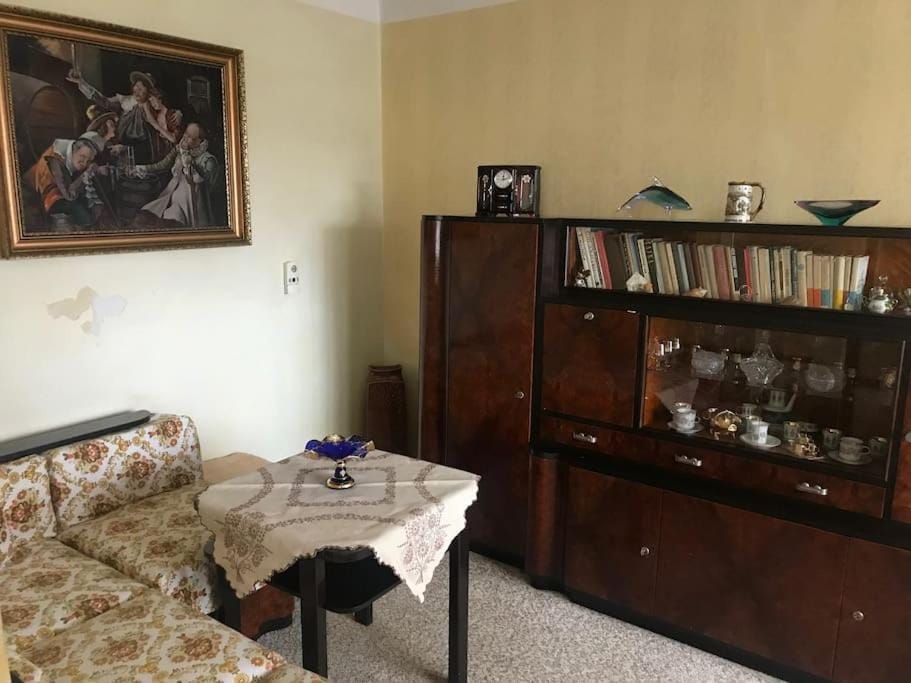 Bed, Library, Living room, Seating area, hair dresser