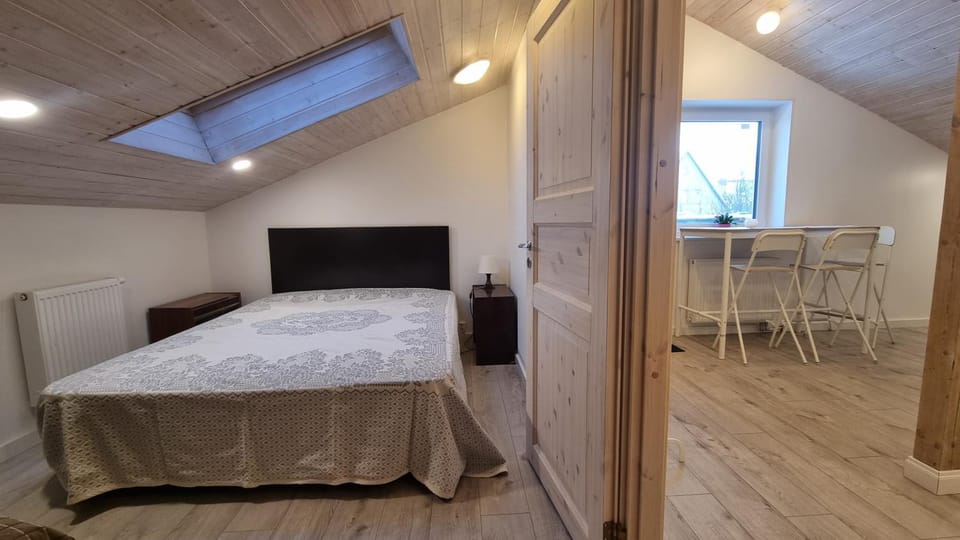 Bed, Living room, Bedroom, hair dresser