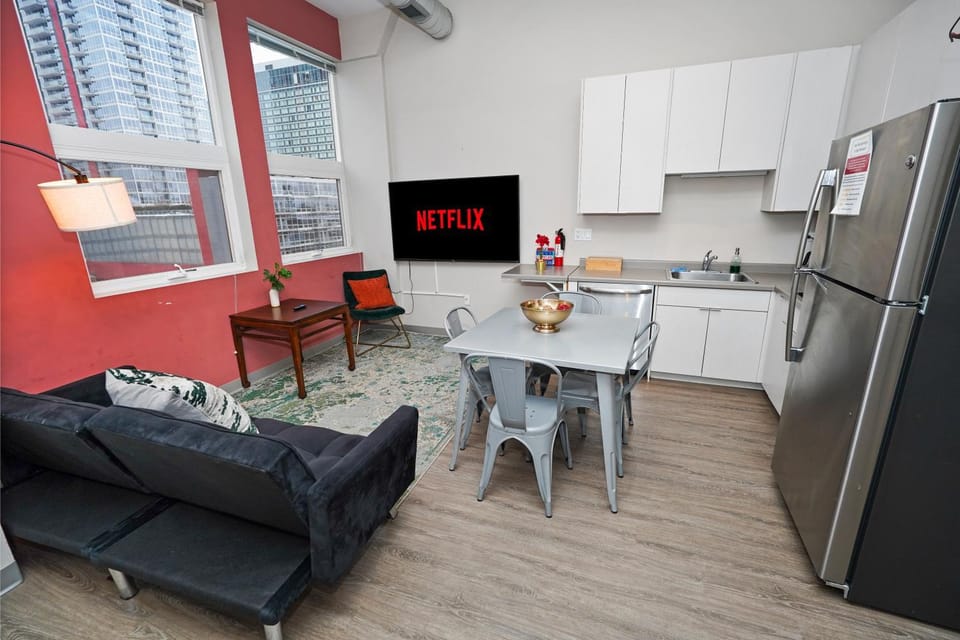 South Loop 2BR Retreat Near Grant Park, Soldier Field, Adler Planetarium & Columbia College Apartment in South Loop