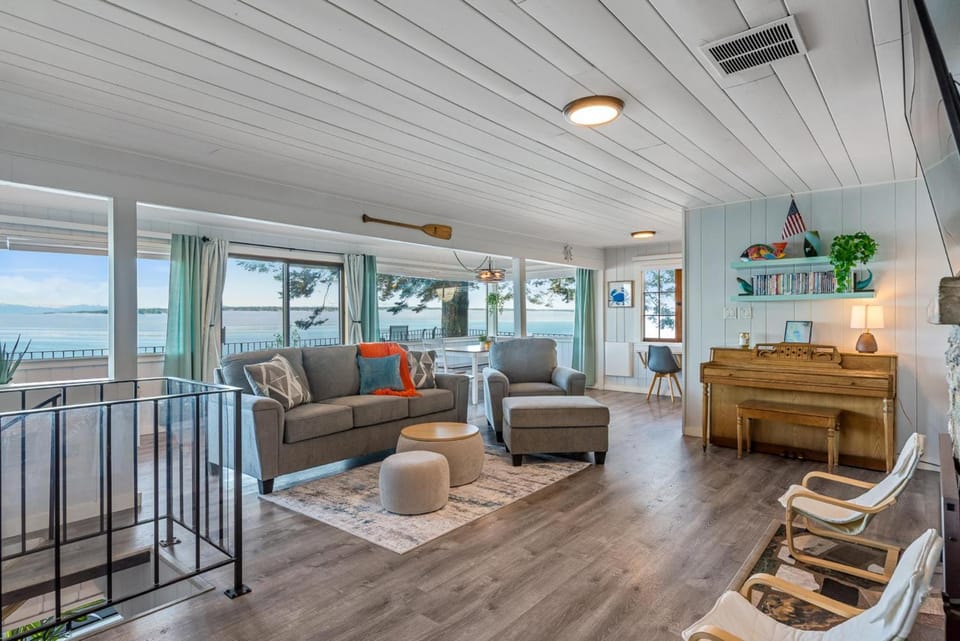 Perch - Breezy Point Hideout House in Camano Island