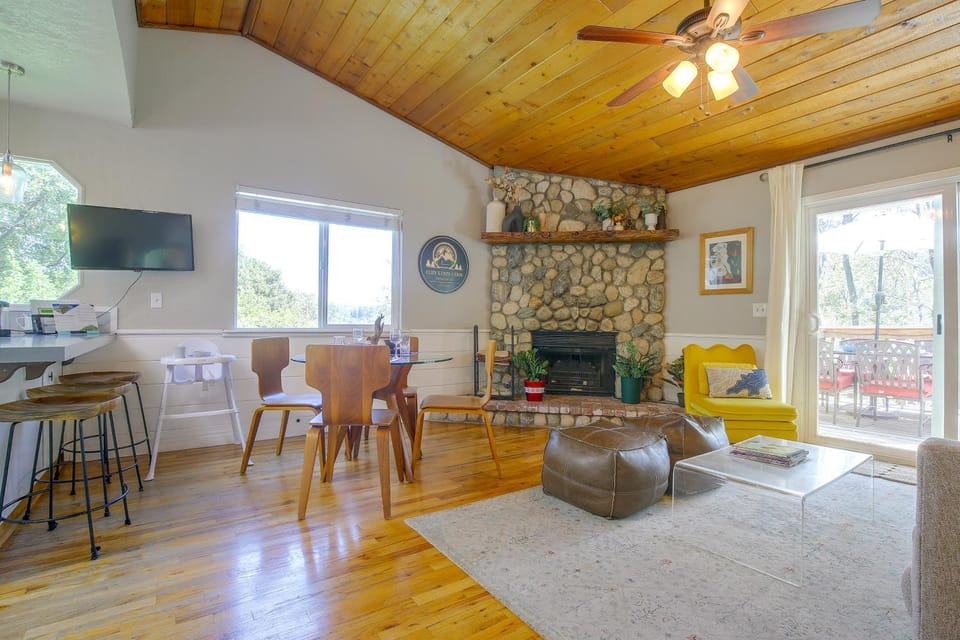 Lake, Trails & Slopes! Family Cottage in Crestline House in Crestline