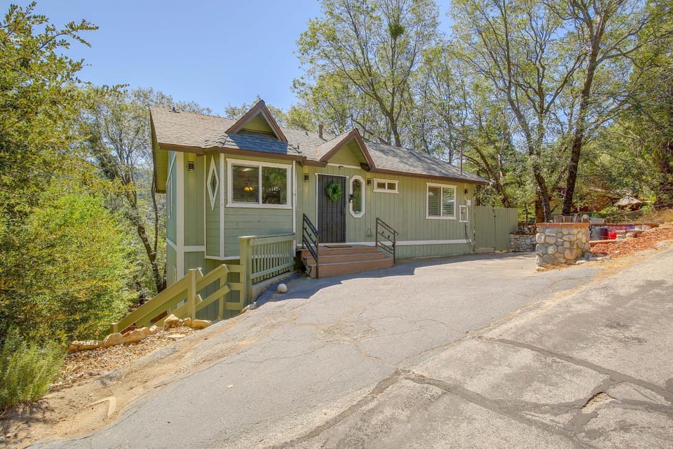 Lake, Trails & Slopes! Family Cottage in Crestline House in Crestline