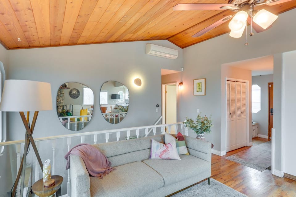 Mid-Century Mod Cottage, Steps to Lake Gregory! House in Crestline