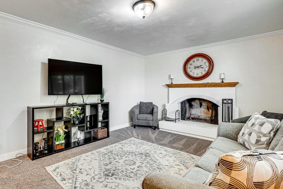 4 Mi to Olde Town Arvada! Dog-Friendly Home, Yard House in Westminster