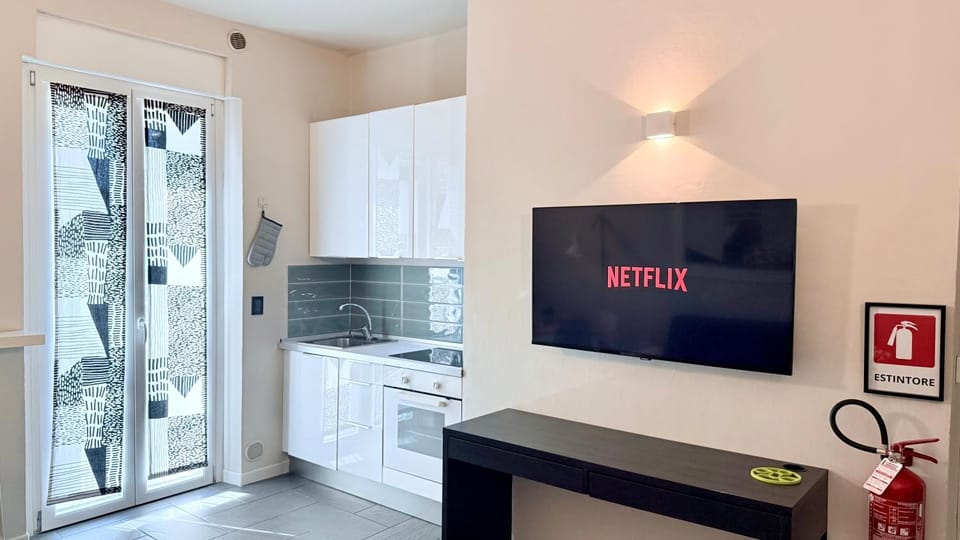 TV and multimedia, Kitchen or kitchenette, oven, stove