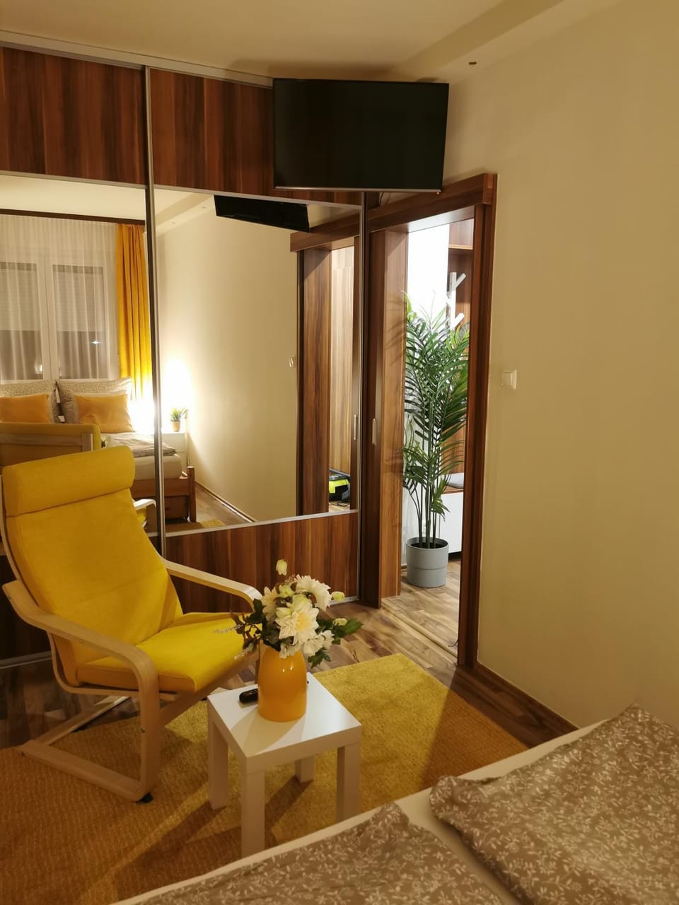 Bed, TV and multimedia, Seating area, Bedroom