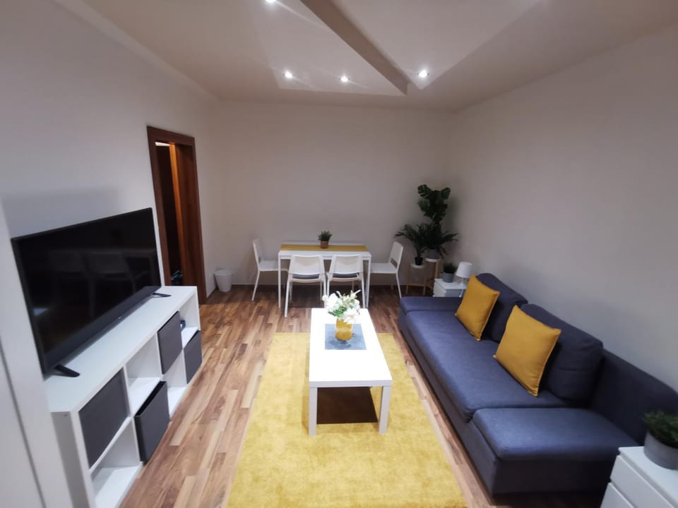 TV and multimedia, Living room, Evening entertainment