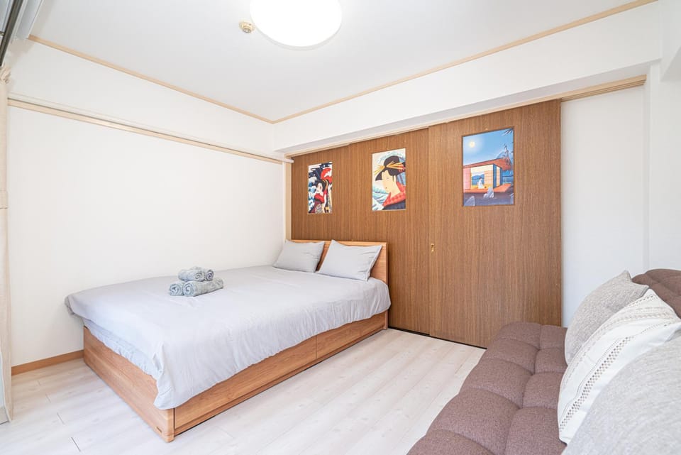 Photo of the whole room, Bedroom, towels
