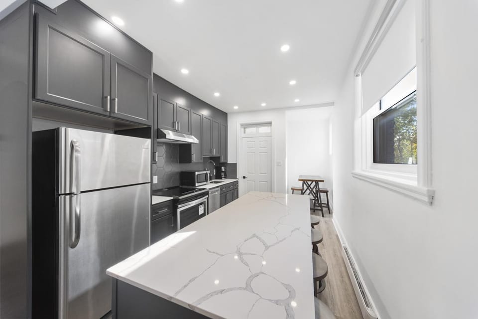 Modern and cozy 4 bedrooms sleep 12 Apartment in Montreal