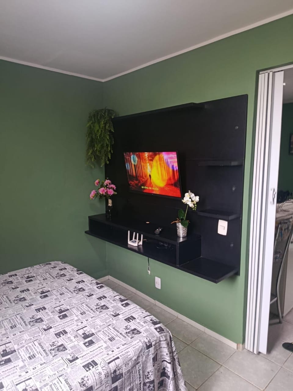 Bed, TV and multimedia, Photo of the whole room, Decorative detail, Bedroom