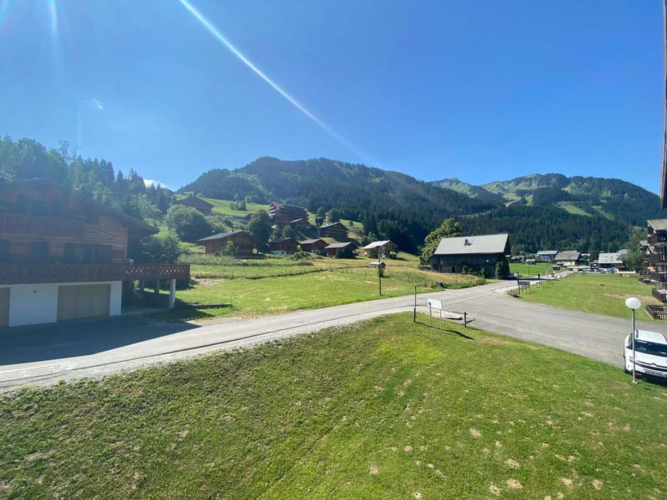 Appartement familial proche centre avec balcon et parking - FR-1-693-99 Apartment in Châtel