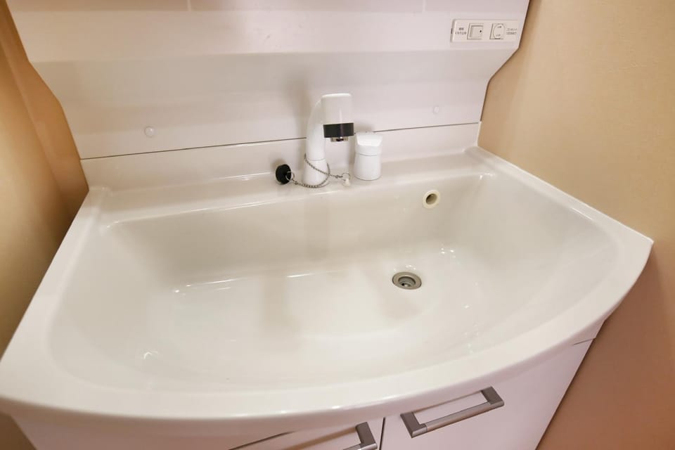 QU201 2BR Home, 6 Min to Koiwa, JR Chuo-Sobu Line, 1 Double Bed and 2 Single Beds Apartment in Japan