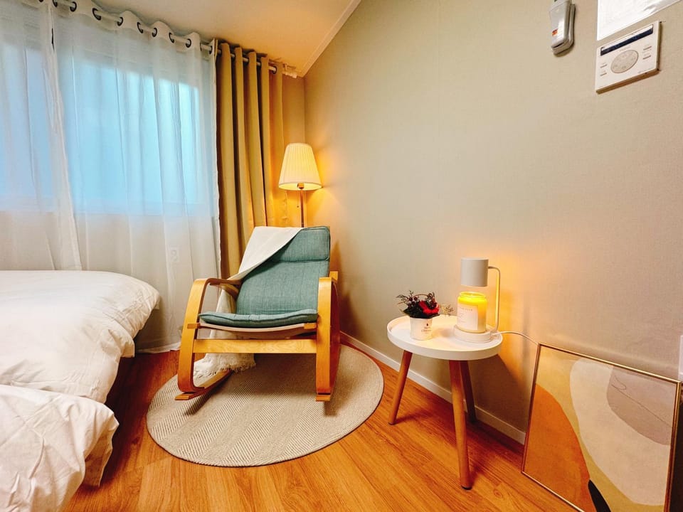Bed, Photo of the whole room, Seating area, Bedroom