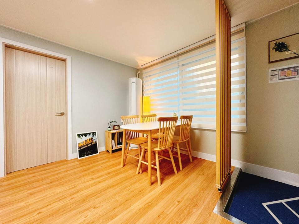 Living room, Seating area, Dining area