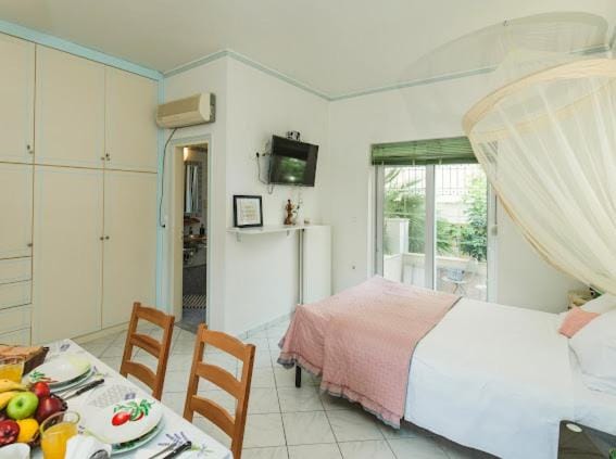 Bed, Dining area, Bedroom