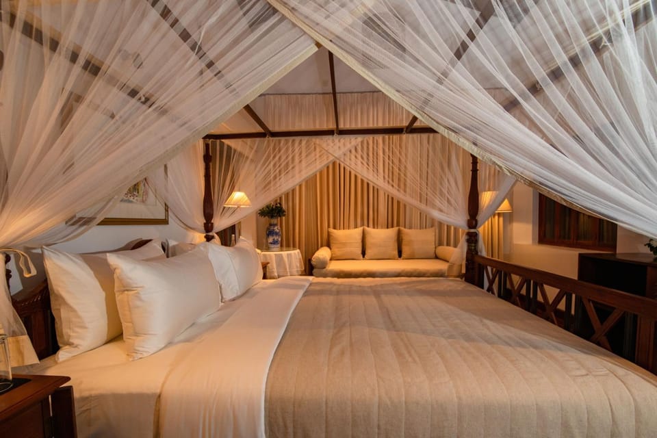 Bed, Photo of the whole room, Seating area, Bedroom