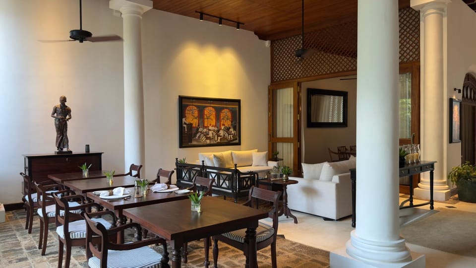 Restaurant/places to eat, Living room, Seating area