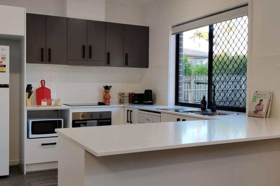 Kitchen or kitchenette, Dining area, dishwasher, minibar, pet friendly, stove, toaster
