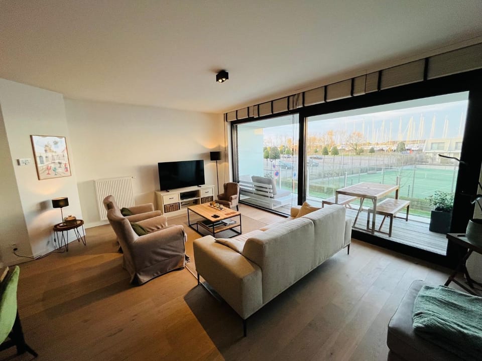 Ruim en modern appartement ideaal gelegen tussen zee en jachthaven Apartment in Koksijde