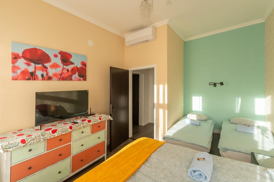 Bed, TV and multimedia, Living room, Evening entertainment, Bedroom, air conditioner, air conditioner