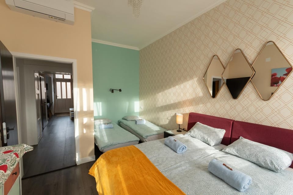 Bed, Living room, Bedroom, towels, air conditioner, air conditioner