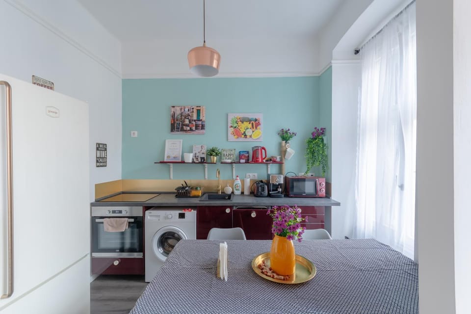 Coffee/tea facilities, Kitchen or kitchenette, Food and drinks, Dining area, dishwasher, microwave, oven, toaster, washing machine