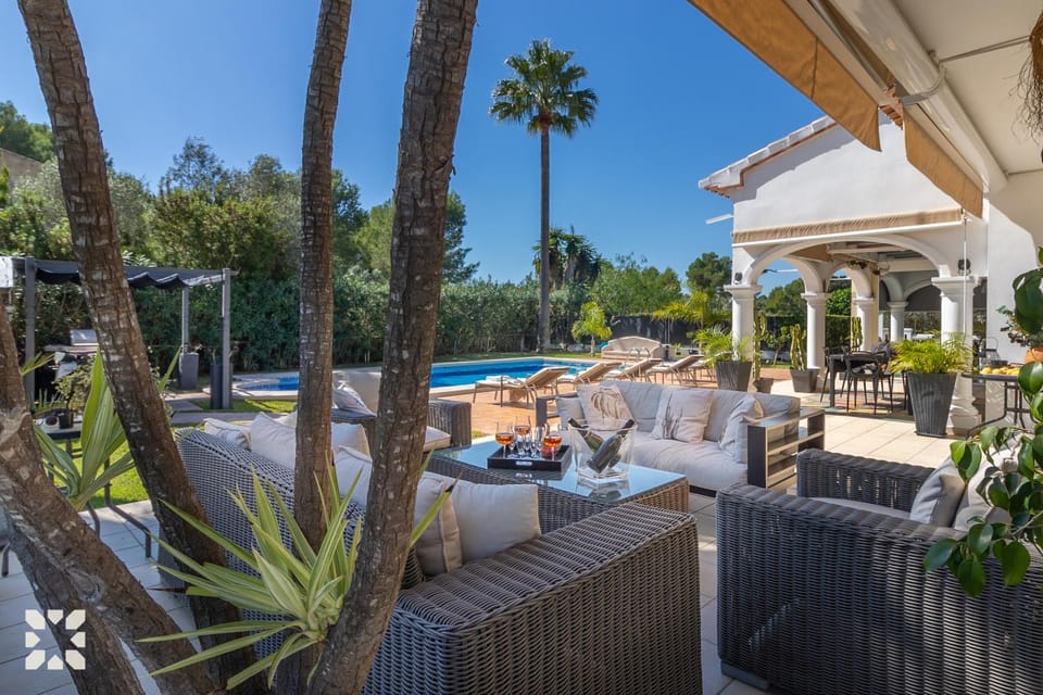 Property building, Patio, Day, Natural landscape, Garden, Living room, Seating area, Garden view, Pool view, Swimming pool, sunbed