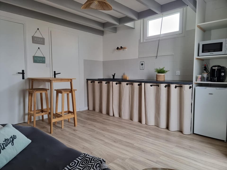 Studio cocooning au calme, proche centre-ville et centre commercial House in Pays de la Loire