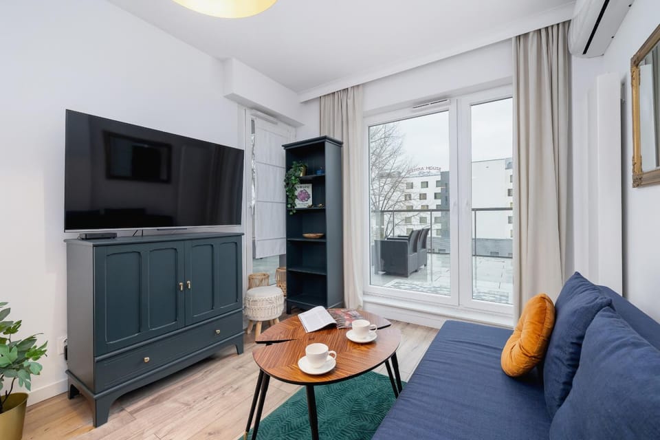 TV and multimedia, Living room, Seating area, Evening entertainment, air conditioner
