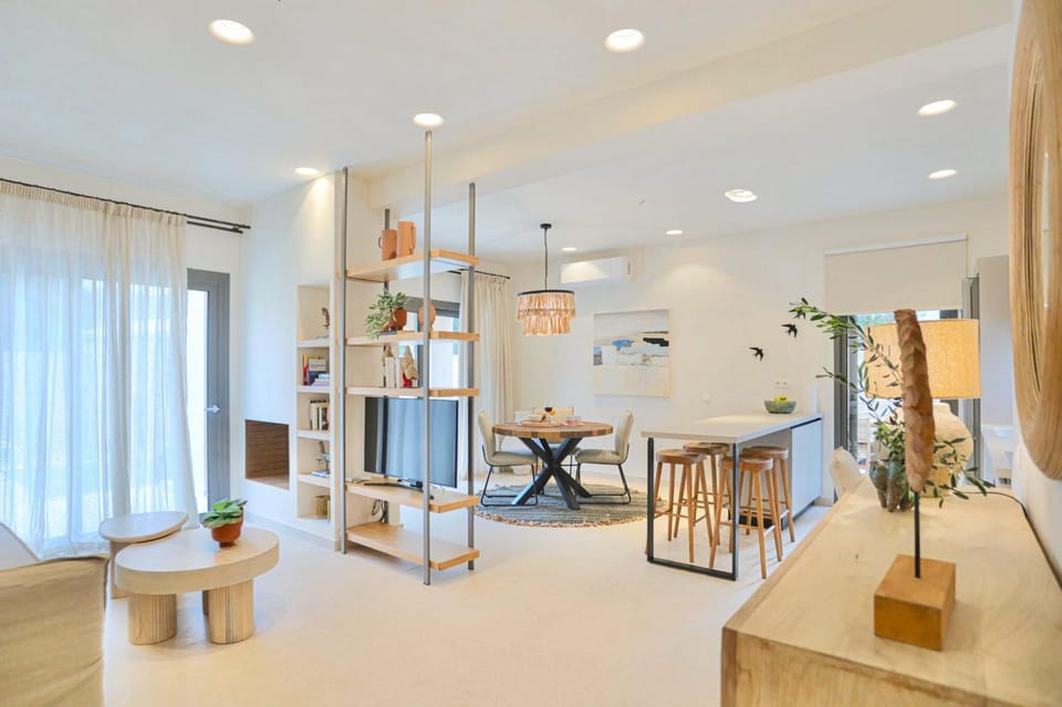 Kitchen or kitchenette, Living room, Seating area, Dining area