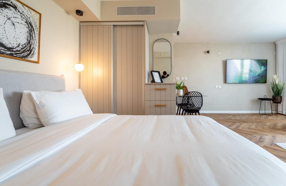 Bed, TV and multimedia, Bedroom