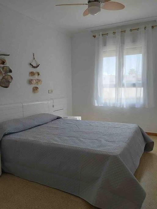 Bed, Photo of the whole room, fireplace