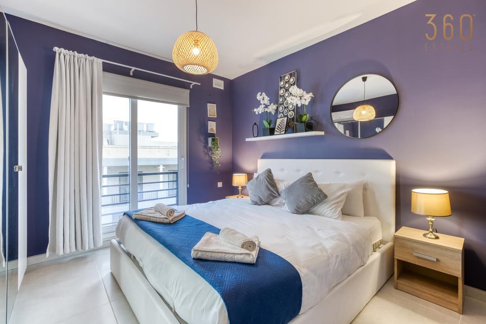 Bed, Living room, Photo of the whole room, Seating area, Bedroom