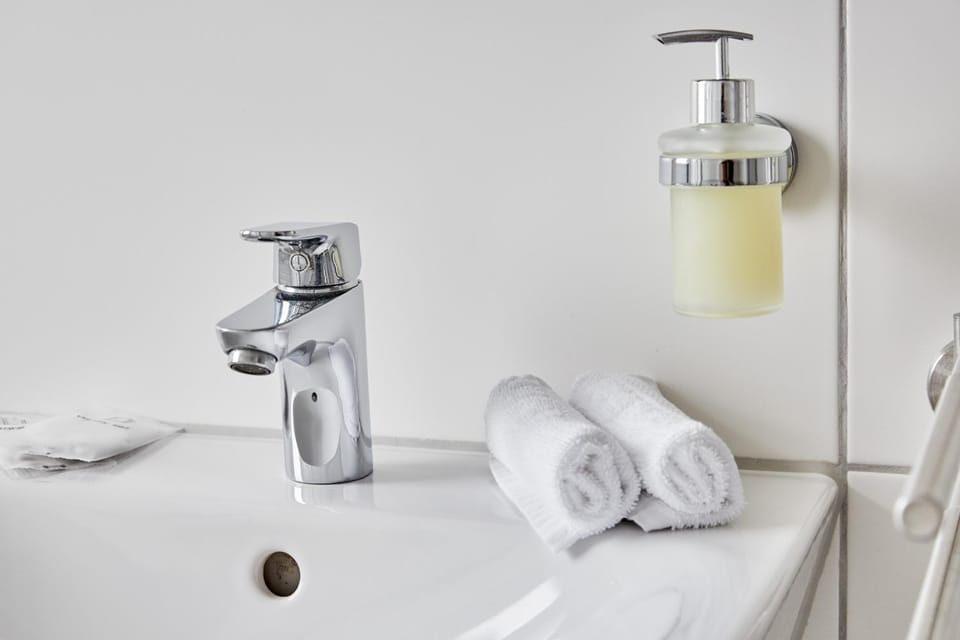 Bathroom, towels