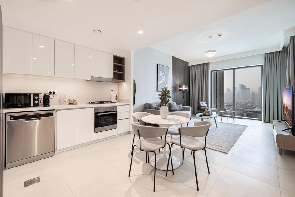 Kitchen or kitchenette, Living room, Seating area, Dining area