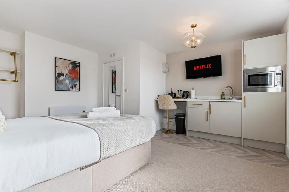 Bed, TV and multimedia, Kitchen or kitchenette, Photo of the whole room, Bedroom, minibar, oven
