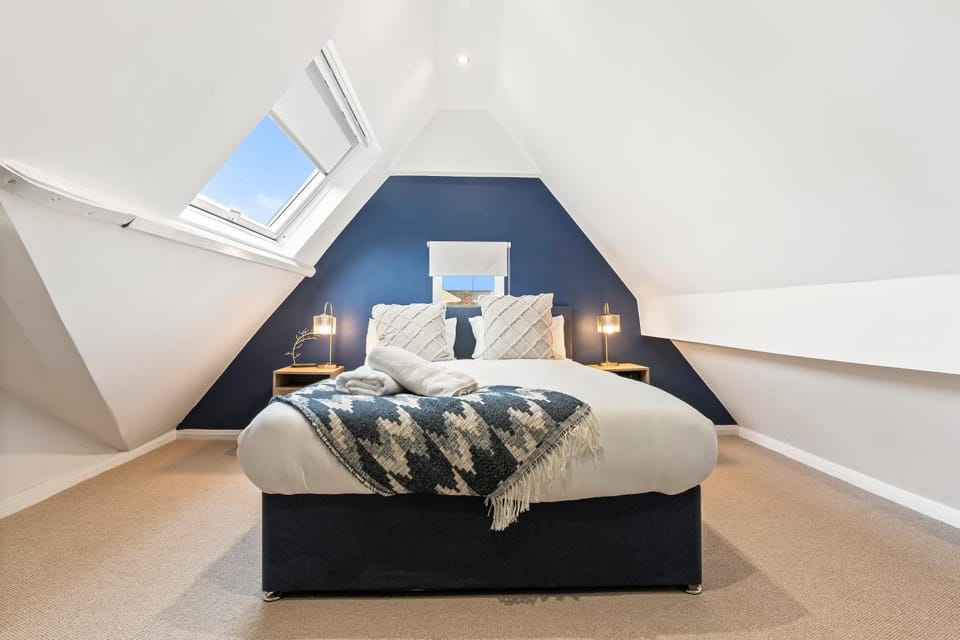 Bed, Photo of the whole room, Bedroom