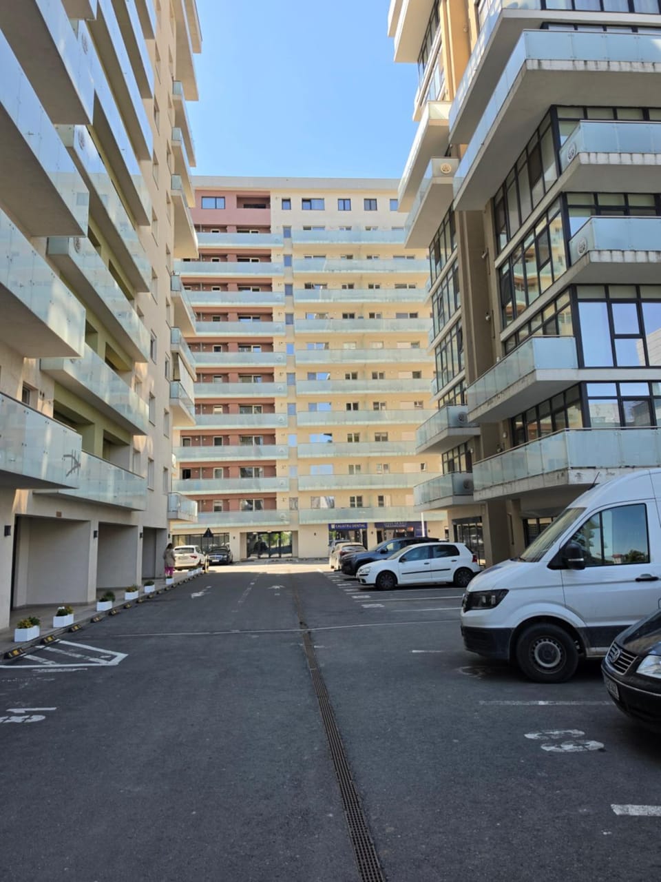 Property building, Patio, Neighbourhood, Location, Parking