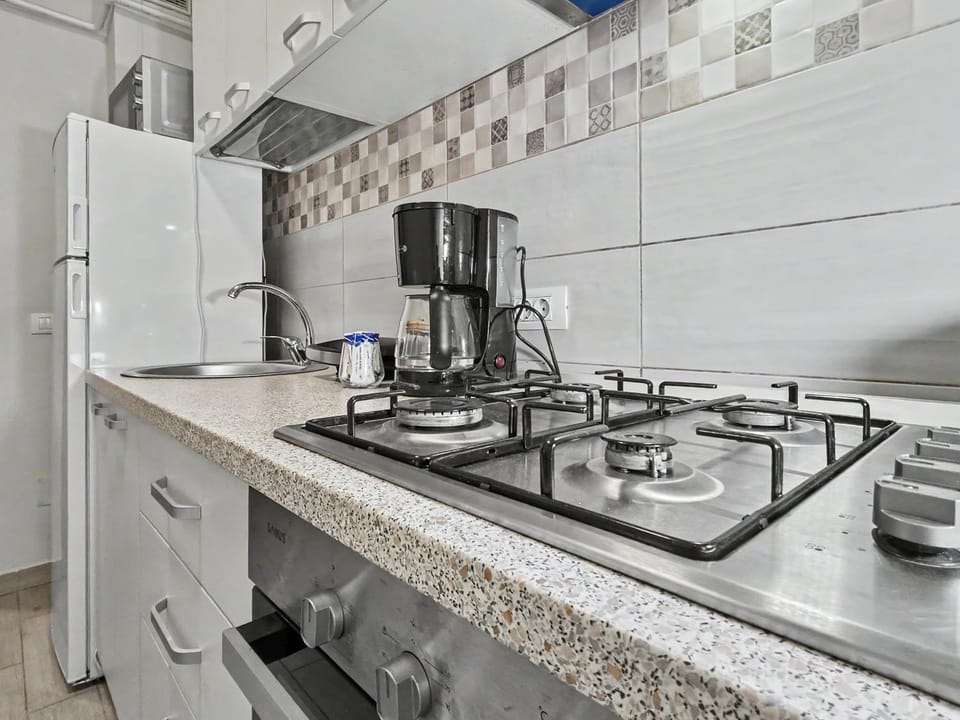 Coffee/tea facilities, Kitchen or kitchenette, stove, toaster