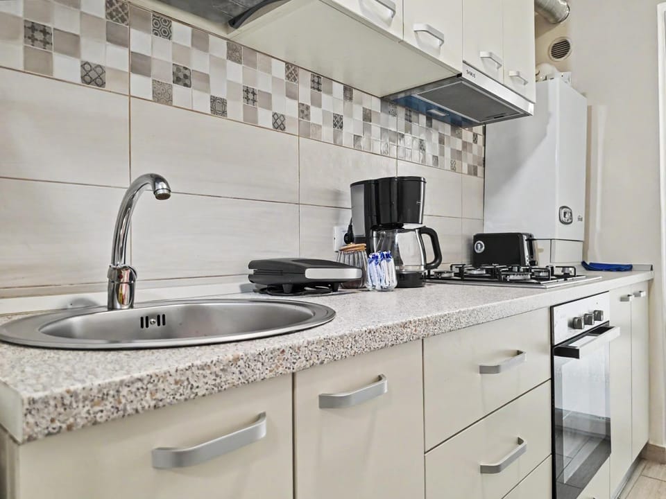 Coffee/tea facilities, Kitchen or kitchenette, oven, stove, toaster